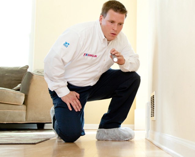 Pest Technician Looking for Mice in House in Northfield, IL<br />
